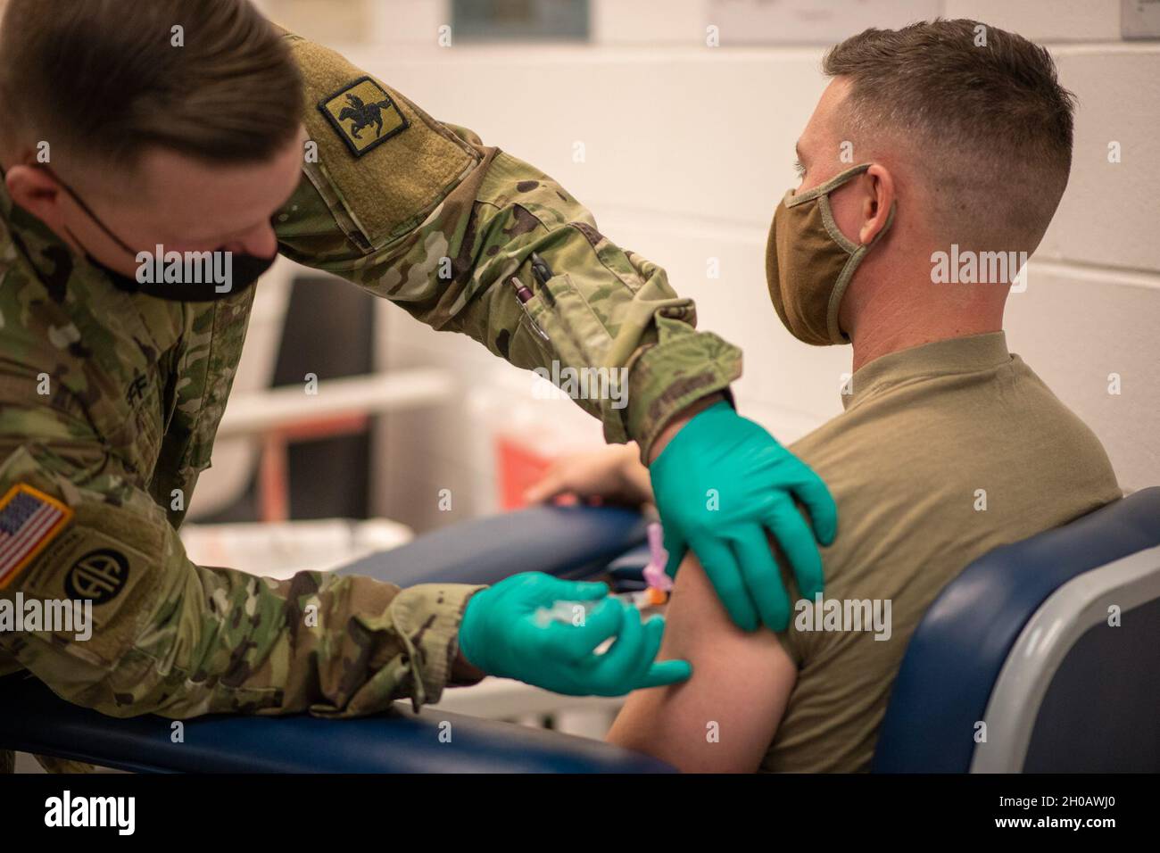 US Army Staff Sgt. Neff von der medizinischen Abteilung der Wyoming Army National Guard, verwaltet den Moderna-Impfstoff an ausgewählte Mitglieder der Raper Armory, Wyoming Army National Guard, Cheyenne, Wyo, 14. Januar 2021. Die Patienten erhalten 28 Tage nach der ersten Dosis eine zweite Moderna-Auffrischungsimpfung. Stockfoto