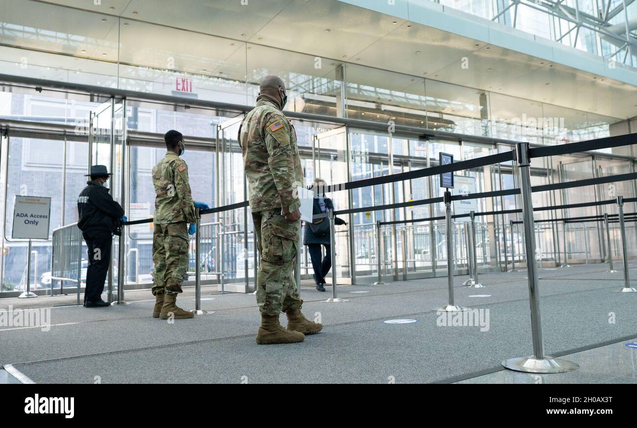 SPC der US-Armee. Kwailan Bamby, ein Kraftfahrzeugtransportbetrieb, der für die ordnungsgemäße Verladung und Bewegung von Fracht verantwortlich ist, wurde der 719. Composite Truck Company, 369. Sustainment Brigade, 53. Truppenkommando, zusammen mit Pvt. 1. Klasse Ishola Bouraima, ein Infanterist, der bei Aufklärungsmissionen hilft, zugewiesen an A. Co. 1 Bataillon 69. Infanterie, 27th Infantry Brigade Combat Team, 42nd Infantry Division, Und ein Beamter für öffentliche Sicherheit, der dem Javits Convention Center zugewiesen ist, sorgt dafür, dass der sichere und geordnete Zugang zur Unterstützung von Massen-COVID-19-Impfungen durch den New Yorker State Dep aufrechterhalten wird Stockfoto