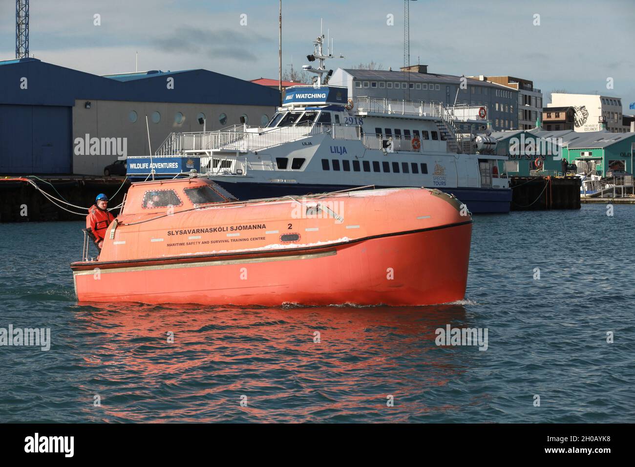 Reykjavik, Island - 4. April 2017: Rotliferaft zieht in die Bucht von Reykjavik. Es handelt sich um ein kleines Boot, das im Katastrophenfall zur Evakuierung transportiert wird Stockfoto