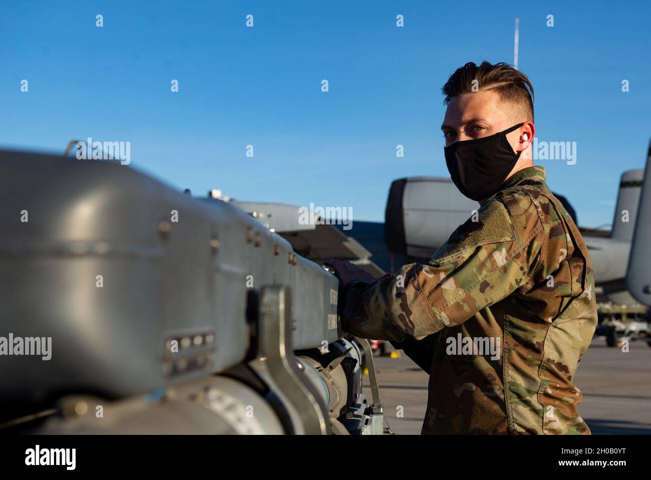 Ein Waffenlader des 57. Wartungsgeschwaders tritt am 14. Januar 2021 in einem Waffenlader-Team des Jahres auf dem Luftwaffenstützpunkt Nellis, Nevada, an. Bei dem Wettbewerb traten acht Teams aus drei Airmen an, um zu sehen, welches Team am schnellsten Waffen laden konnte. Stockfoto