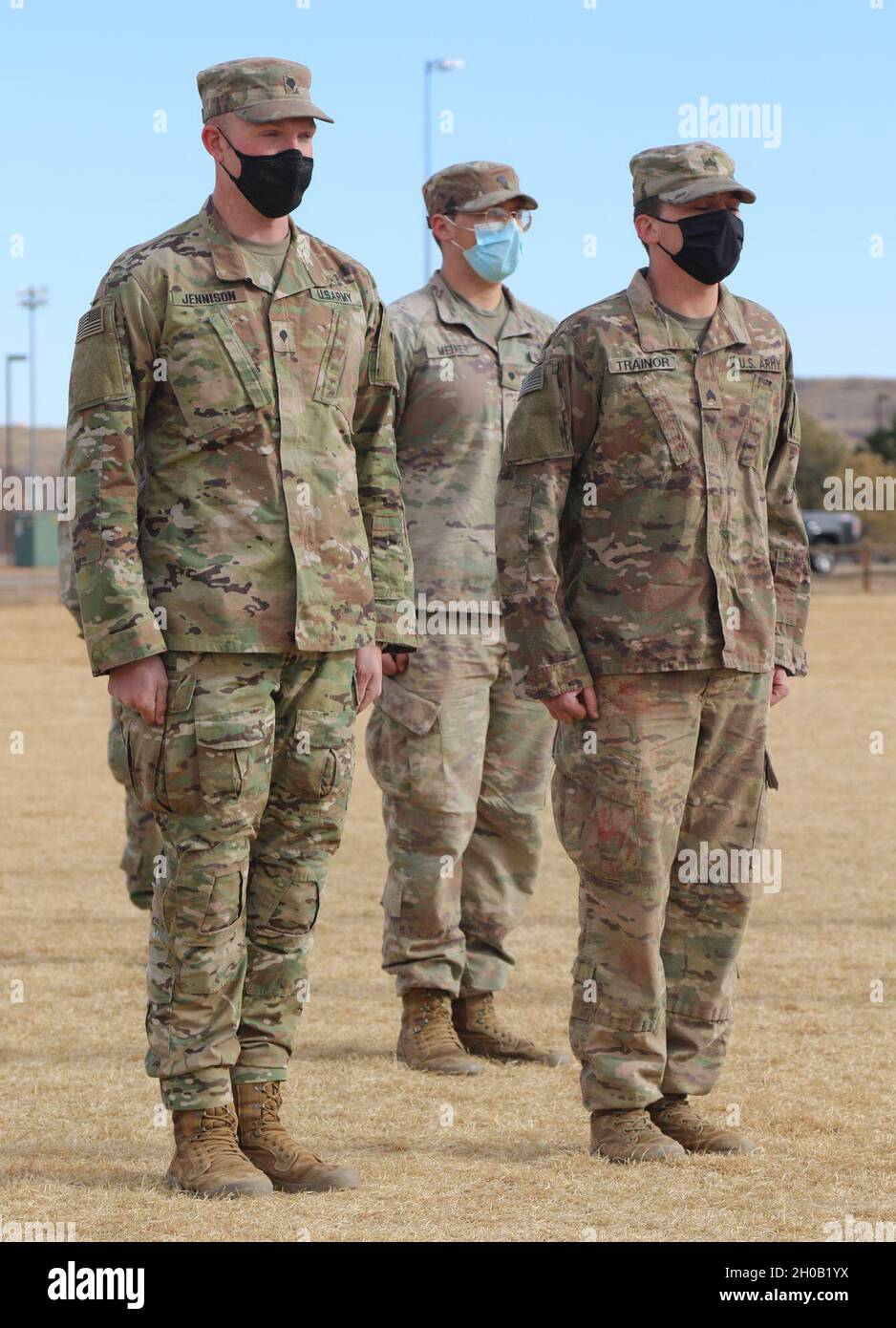 Spc. Anker Jennison (links) mit dem 3-61 Kavallerieregiment, dem 2. Stryker Brigade Combat Team, der 4. Infanterie-Division und Sgt. Tyrel Trainor (rechts) mit dem 52. Brigade-Ingenieur-Bataillon, 2SBCT, 4. Inf. Div., vor der Formation nach dem ersten Platz beim Ivy Best Medic Competition 14. Januar 2021 Fort Carson, Colorado. Diese Soldaten wurden mit Ivy-förmigen Medaillen für den Gewinn des Ivy Best Medic Competition ausgezeichnet. Stockfoto