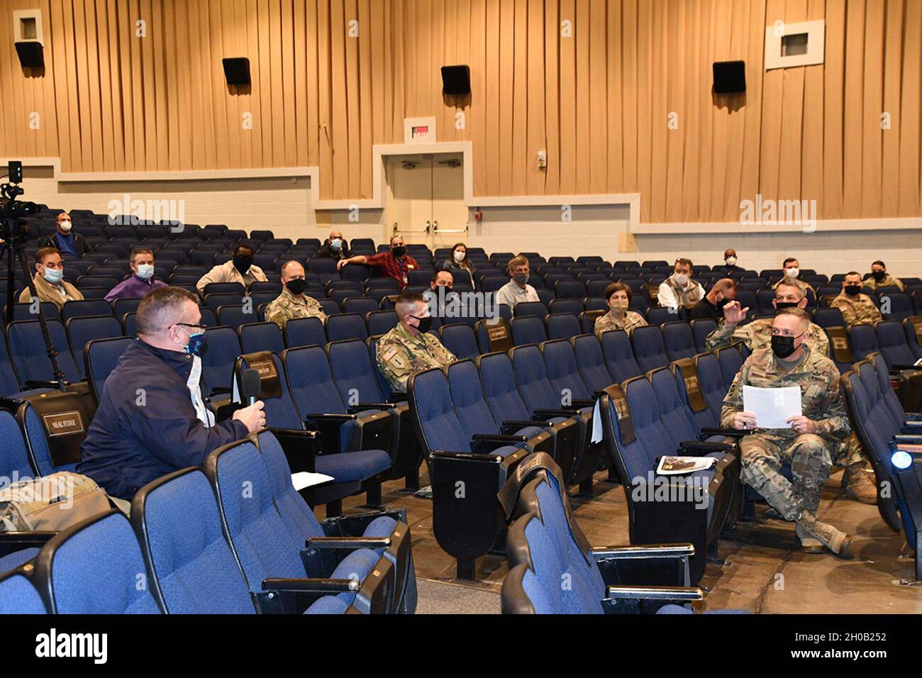 Während der Frage-und-Antwort-Sitzung im Joint Readiness Training Center und Fort Polk Medical Evakuierungskonferenz, gehalten 14. Januar, Brig. General David S. Doyle, JRTC und Fort Polk Kommandant General, spricht mit Neal Fudge, Governor’s Office of Homeland Security and Emergency Preparedness, stellvertretender Direktor, über die Informationen, die auf der Konferenz zur Verfügung gestellt wurden. Stockfoto