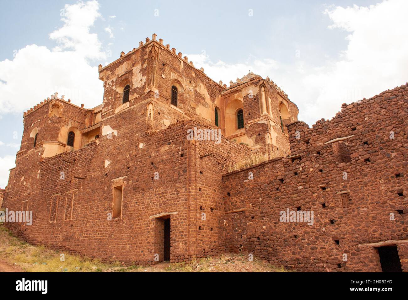 Die Stadt Asni ist eine kleine Stadt am Fuße des Hohen Atlas in der Nähe von Marrakesch, Marokko. Stockfoto