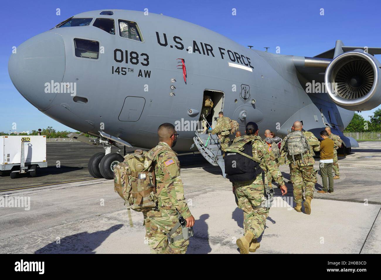 Soldaten der US-Armee mit der 92. Militärpolizeibrigade, Puerto Rico Army National Guard, besteigen ein C-17 Globemaster III-Flugzeug vom 145. Luftlift-Flügel, um von der Muñiz Air National Guard Base nach Washington, D.C., zur Unterstützung der Amtseinführung des Präsidenten von 2021, 15. Januar 2021, abzureisen. Stockfoto