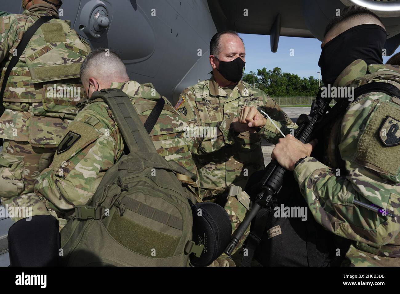 General José Reyes, Adjutant General der Nationalgarde von Puerto Rico, begrüßt Soldaten mit der Muñiz. Militärpolizeibrigade auf der Fluglinie auf der 15 Air National Guard Base, 2021. Januar. Die PRNG-Soldaten verlassen Muñiz ANGB nach Washington, D.C., um die Amtseinführung des Präsidenten von 2021 zu unterstützen. Stockfoto