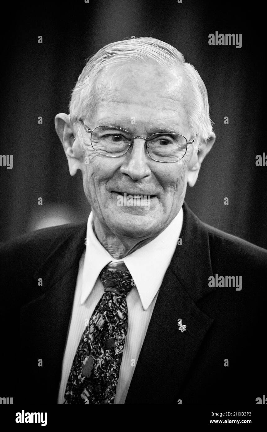 United States Air Force Vice Brig. Gen. (Ausgeschieden) Charles „Charlie“ Moss Duke, Jr., ehemaliger Astronaut des Apollo-Programms, nimmt an einem Gedenkgottesdienst zu Ehren des Lebens und Vermächtnisses von Brig Teil. Gen. (Ausgeschieden) Charles „Chuck“ Yeager, in Charleston, West Virginia, 15. Januar 2021. Yeager war ein renommierter Pilot und Testpilot und wurde der erste Mensch, der am 14. Oktober 1947 offiziell die Schallmauer durchbrach, als er die experimentelle Bell X-1 mit mehr als Mach 1 flog. Unter seinen zahlreichen Ehrarien wurde Yeager in die National Aviation Hall of Fame, die International Air & Space Hall of Fame, die Internati aufgenommen Stockfoto