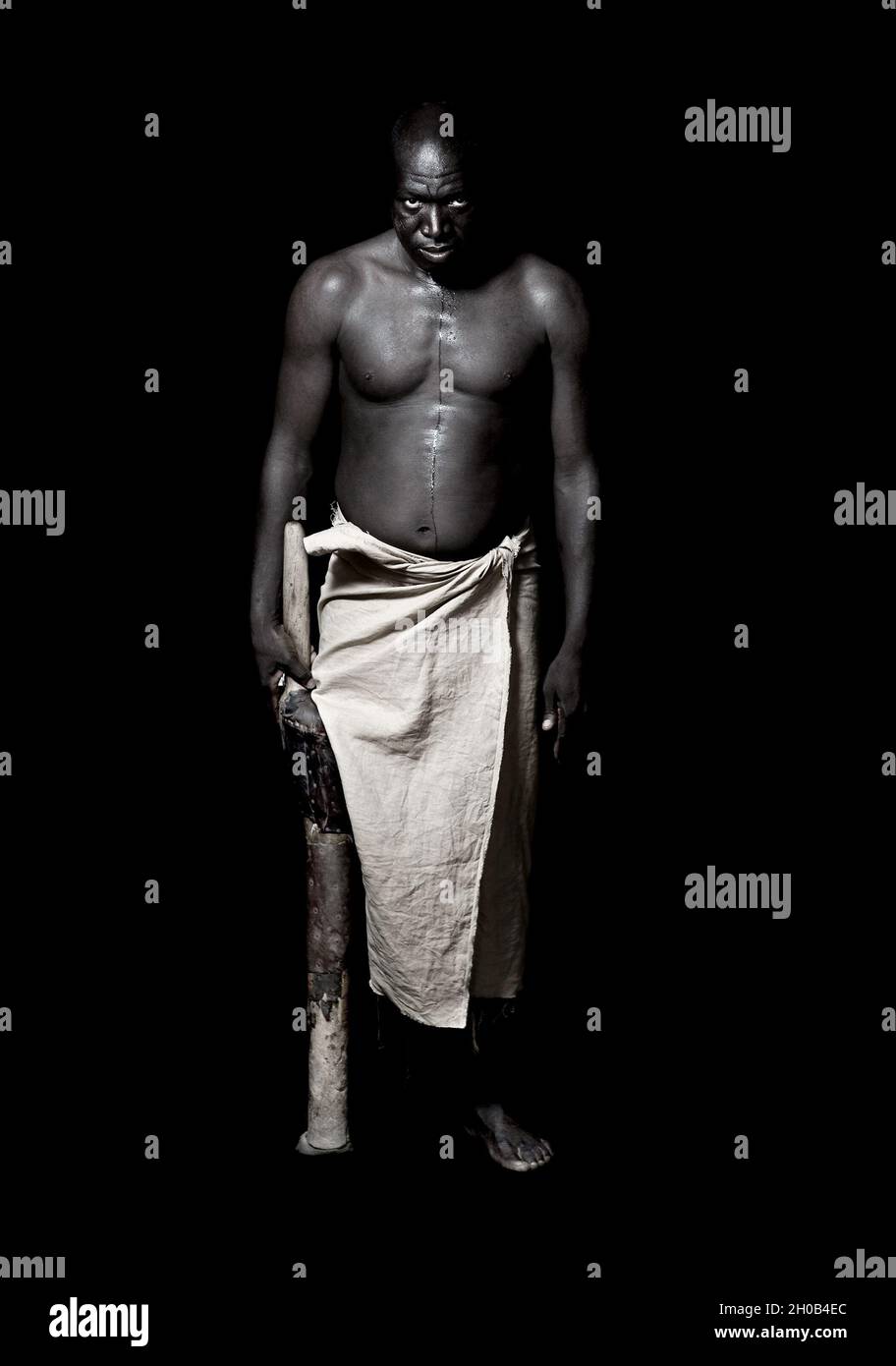 Le Code Noir-Art 38.Ç der entflohene Sklave, der einen Monat lang, ab dem Tag, an dem sein Herr ihn vor Gericht verurteilt hat, entflohen sein wird, wird die Ohren schneiden lassen und eine Schulter mit einer Lilienblume gekennzeichnet sein; Wenn er es wieder tut, wird ihm das Bein vom Knie abgeschnitten, und er wird mit einer Lilienblume auf der anderen Schulter markiert werden; und beim dritten Mal wird er mit dem Tod bestraft werden. È Stockfoto