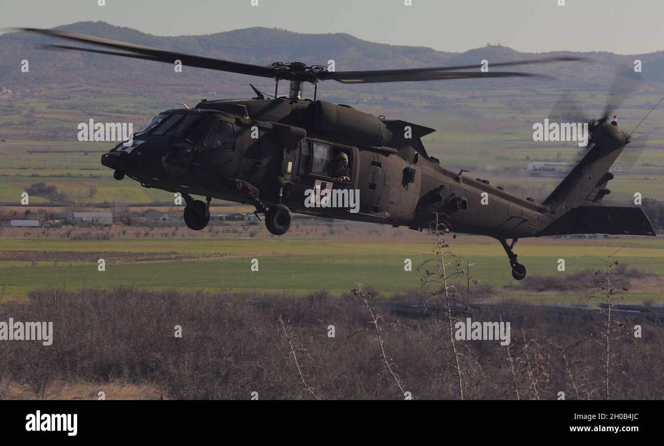 KILKIS, Griechenland – Medevac-Besatzungen des 5. Bataillons, des 101. Luftfahrtregiments, „Eagle Assault“, üben hier am 15. Januar in einem gemeinsamen Trainingsszenario die Sicherung eines Hellenischen Militärs. Die hellenischen Truppen erhielten Anweisungen zu den medevac-Verfahren der US-Armee, was die Fähigkeit der NATO verbessert, integrierte multinationale Planung durchzuführen, die Interoperabilität zu verbessern und Aggressionen in der Schwarzmeerregion abzuschrecken. Stockfoto