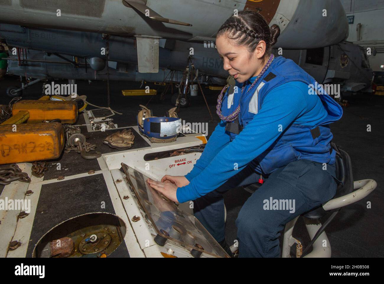 210115-N-MH015-1005 NORDARABISCHES MEER (JAN 15, 2021) Airman Samantha Cruz aus Dallas startet in der Hangarbucht des Flugzeugträgers USS Nimitz (CVN 68) einen Spottwagen. Nimitz, das Flaggschiff der Nimitz Carrier Strike Group, wird im 5. Einsatzgebiet der US-Flotte eingesetzt, um die maritime Stabilität und Sicherheit in der Zentralregion zu gewährleisten, indem es das Mittelmeer und den Pazifik durch den westlichen Indischen Ozean und drei kritische Drosselpunkte mit dem freien Fluss des globalen Handels verbindet. Stockfoto