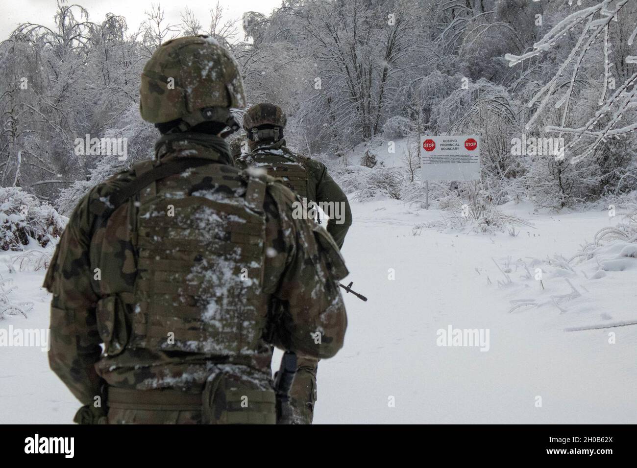 Soldaten, die dem 2. Zug, der polnischen Kontingentmanöver-Kompanie, den Streitkräften der Republik Polen, zugewiesen wurden, halten ihre Patrouille an, als sie sich während einer Patrouille im Kosovo am 15. Januar 2021 einem Kontrollpunkt entlang der Verwaltungsgrenze nähern. Das polnische Kontingent unterstützt die von der NATO geführte Kosovo Force, eine Friedenstruppe, die sich der Stabilität in der Region widmet. Regelmäßige Patrouillen entlang der ABl tragen dazu bei, ein sicheres Umfeld für alle Menschen im Kosovo zu erhalten. Stockfoto