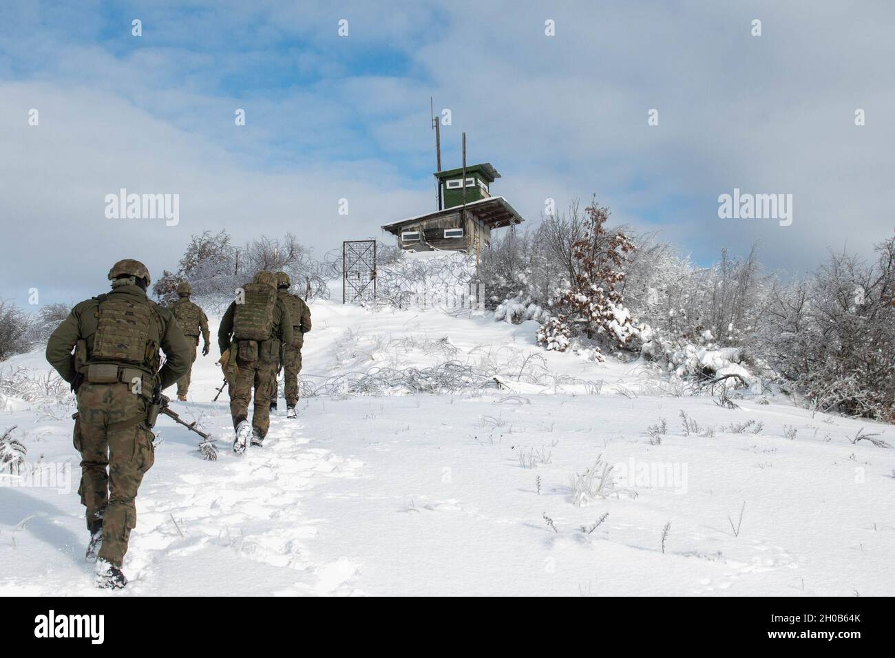 Am 15. Januar 2021 nähern sich Soldaten, die dem 2. Zug, der polnischen Kontingentmanöver-Kompanie, den Streitkräften der Republik Polen, zugewiesen sind, einem Beobachtungspunkt während einer Patrouille entlang der Verwaltungsgrenze im Kosovo. Das polnische Kontingent befragte mehrere Punkte entlang ihrer Patrouille, um die ABl zu sichern. Die Kosovo Force trägt dazu bei, ein sicheres Umfeld und die Freizügigkeit für alle Menschen im Kosovo zu gewährleisten. Stockfoto