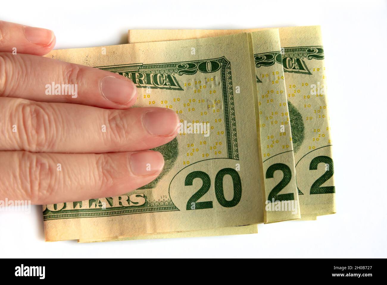 2022 geschrieben mit Dollar Banknoten in einer Hand isoliert auf weißem Hintergrund, Neujahr Grüße Geld Konzept Stockfoto