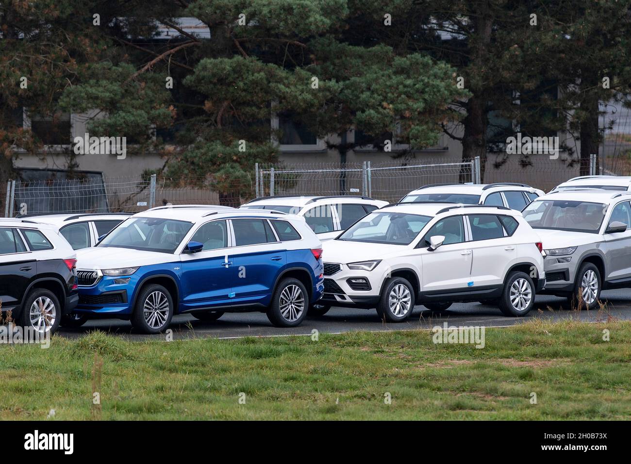 Hradec Kralove, Tschechische Republik. Oktober 2021. Neue Skoda-Autos stehen im Flughafenbereich in Hradec Kralove, Tschechische Republik, 12. Oktober 2021 aufgrund von Chipknappheit in der tschechischen Automobilindustrie. Letzte Woche sagte Skoda Auto, dass es die Produktion in allen drei Werken in Tschechien bis zum 18. Oktober 2021 bis zum Jahresende wegen des Mangels an Chips deutlich reduzieren oder sogar einstellen würde. Quelle: David Tanecek/CTK Photo/Alamy Live News Stockfoto