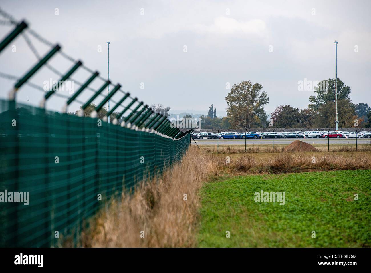 Hradec Kralove, Tschechische Republik. Oktober 2021. Neue Skoda-Autos stehen im Flughafenbereich in Hradec Kralove, Tschechische Republik, 12. Oktober 2021 aufgrund von Chipknappheit in der tschechischen Automobilindustrie. Letzte Woche sagte Skoda Auto, dass es die Produktion in allen drei Werken in Tschechien bis zum 18. Oktober 2021 bis zum Jahresende wegen des Mangels an Chips deutlich reduzieren oder sogar einstellen würde. Quelle: David Tanecek/CTK Photo/Alamy Live News Stockfoto
