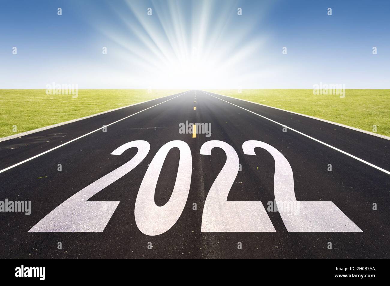 2022 Straßenperspektive mit aufgehender Sonne, Jahreskarte Stockfoto