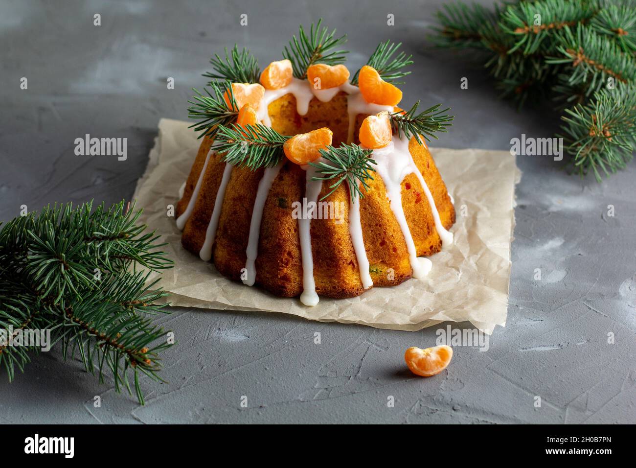 Hausgemachter Weihnachtskuchen mit kandierten Früchten, dekoriert mit ...