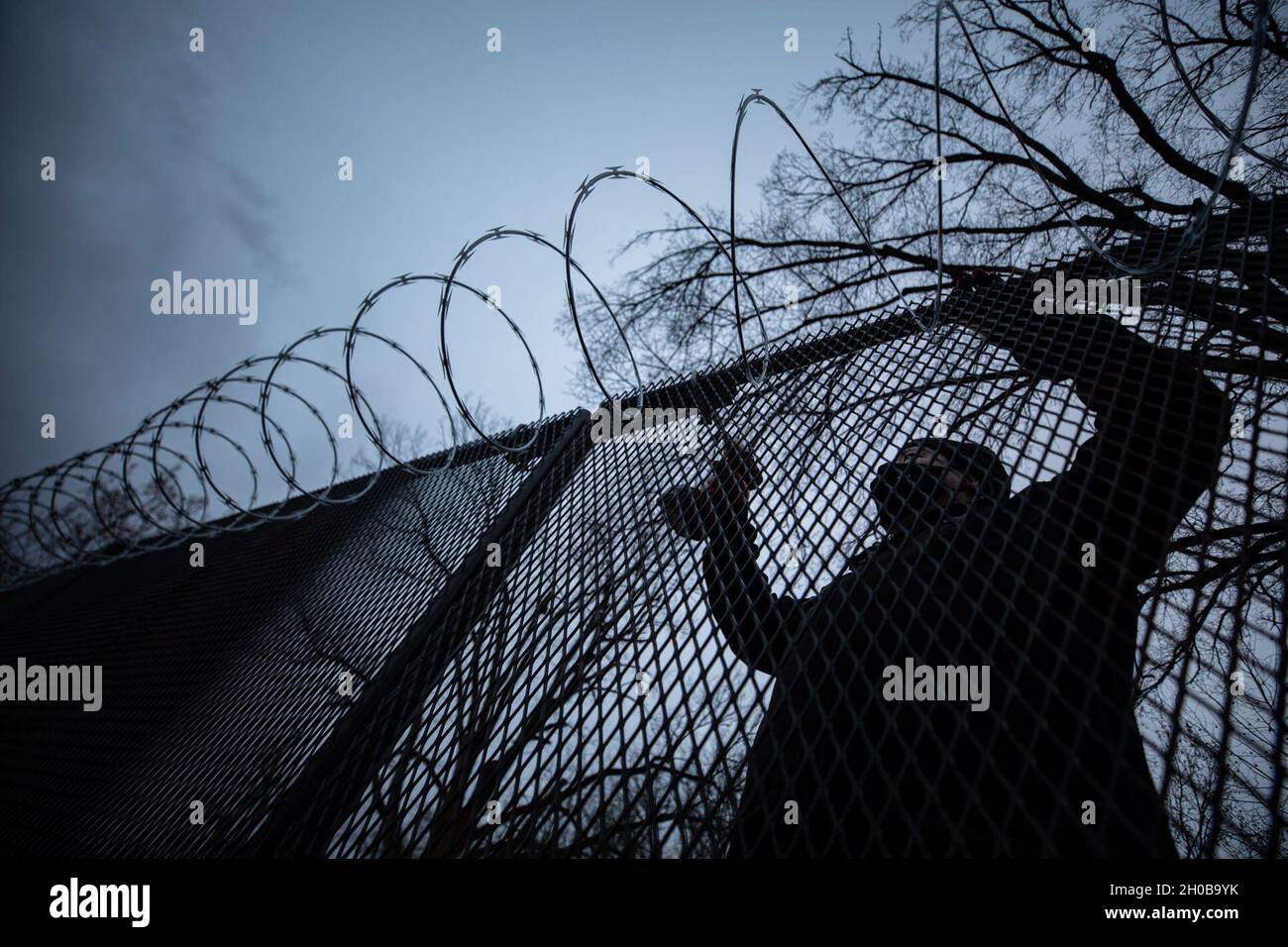 Ein kommunaler Arbeiter sichert sich C-Wire auf Zäune an einem Sicherheitsposten der Nationalgarde in der Nähe des Kapitols in Washington, D.C., 16. Januar 2021. Soldaten der Nationalgarde und Luftwaffe aus mehreren Bundesstaaten sind nach Washington gereist, um die Bundes- und Bezirksbehörden im Vorderen der 59. Amtseinführung des Präsidenten zu unterstützen. Stockfoto