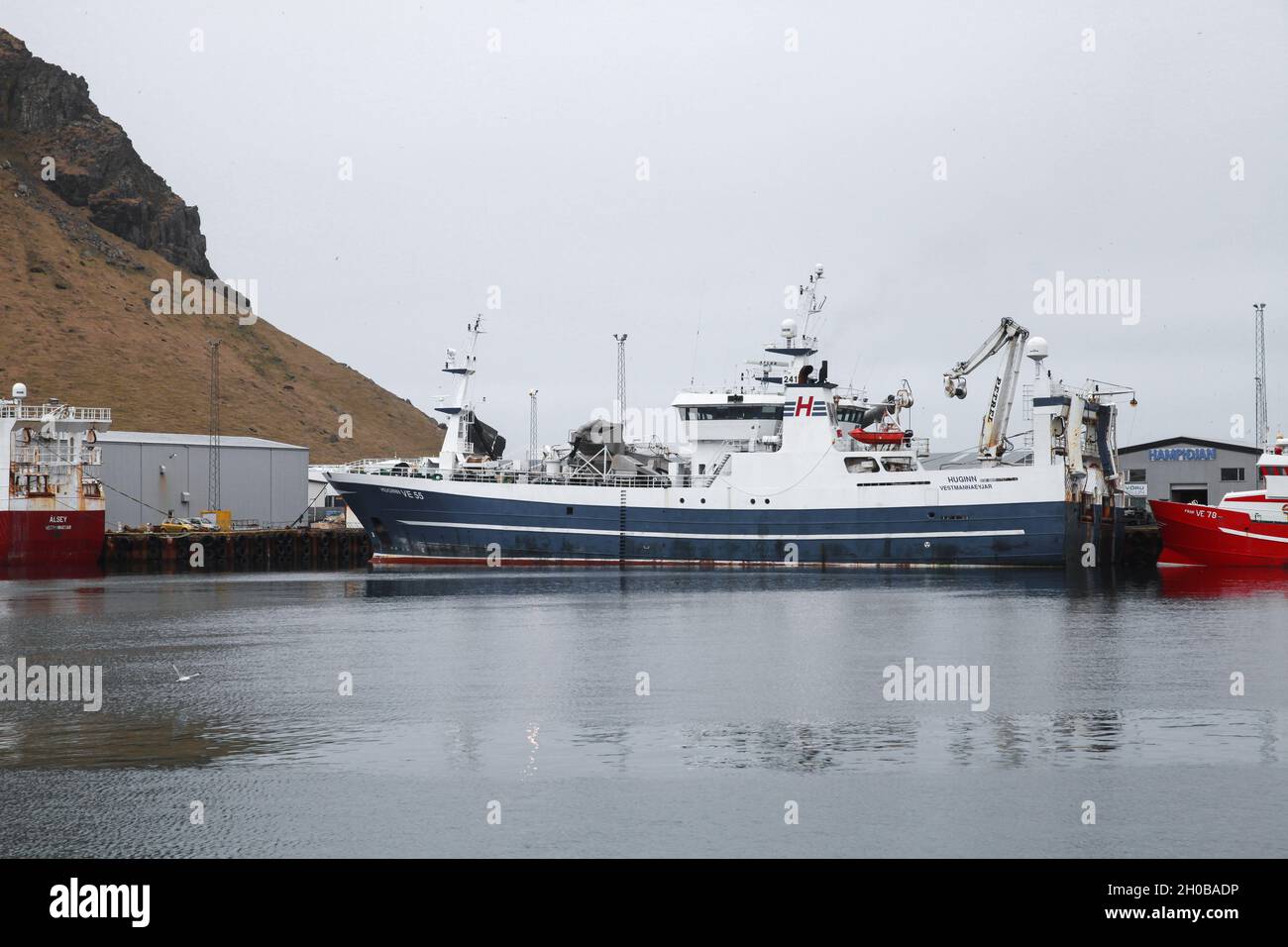 Vestmannaeyjar, Island - 6. April 2017: Das Fischerboot Huginn liegt im Hafen der Insel Vestmannaeyjar vor Anker Stockfoto