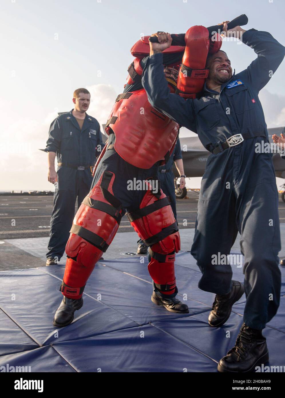 INDISCHER OZEAN (Jan 16, 2021) – U.S. Navy Aviation Maintenance Administrationman 2nd Class Reginald Figgs führt eine Stabdefensive durch, nachdem er während des Wachtrainings der Seesicherheitskräfte an Bord des amphibischen Angriffsschiffs USS Makin Island (LHD 8) mit Oleoresin Capsicum (OC) Spray, auch bekannt als Pfefferspray, besprüht wurde. Die Makin Island Amphibious Ready Group und die 15. Marine Expeditionary Unit führen Operationen im Zuständigkeitsbereich der 6. US-Flotte durch. Stockfoto