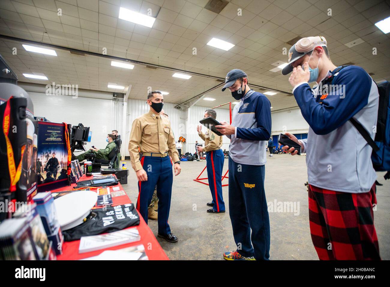 Der US-Marine-Kapitän Thaddeus Guerrero, der Offizier beim Officer Selection Team (OST) Roanoke, spricht vor ihrem Spiel während des Roanoke College Wrestling Tournament in Roanoke, Virginia, am 16. Januar 2021 mit Ringer. Die Marineinfanteristen von OST Roanoke suchen nach Personen mit großer Führung, Entschlossenheit und Urteilsvermögen und bieten ihnen die Herausforderung, ein Marine Corps Officer zu werden. Stockfoto