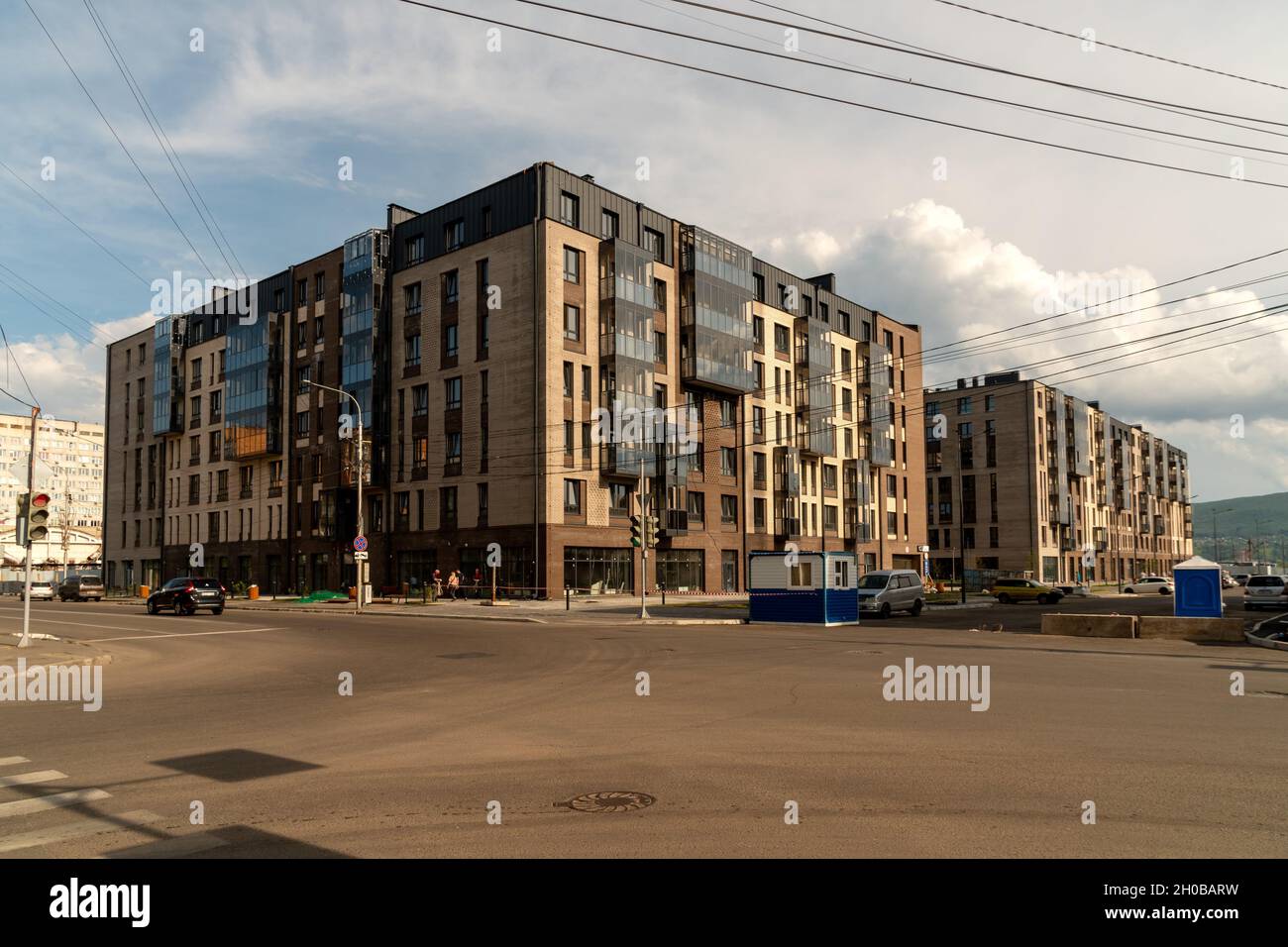 An einem Sommertag werden auf dem ehemaligen Territorium des Krasnojarsker Kombinationswerks im Stadtzentrum neue Backsteinhäuser gebaut. Russland. Stockfoto