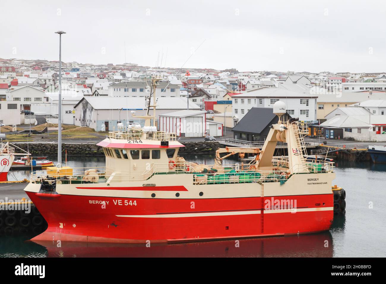 Vestmannaeyjar, Island - 6. April 2017: Das Bergey-Fischerboot mit rotgelbem Rumpf ist im Hafen der Insel Vestmannaeyjar vertäut Stockfoto
