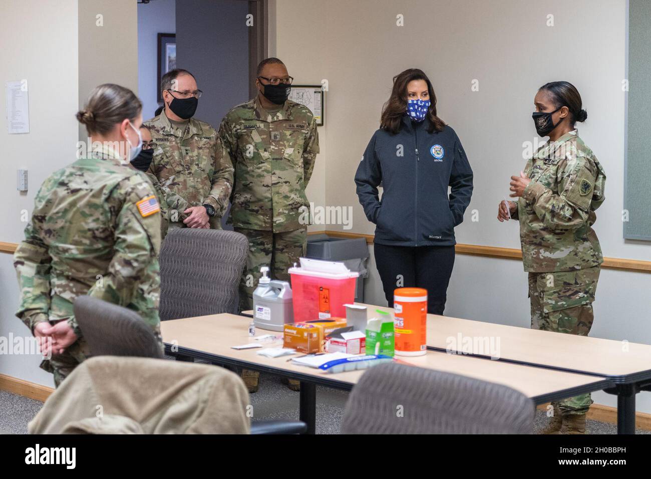 Michigan Gov. Gretchen Whitmer, Michigan National Guard Adjutant General U.S. Army Major General Paul Rogers, und State Senior enlisted Advisor Command Sgt. Major William Russell führt am 17. Januar 2021 durch eine Impfstelle für den Michigan National Guardsman im Department of Military and Veterans Affairs Joint Force Headquarters, Lansing, Michigan. Stockfoto
