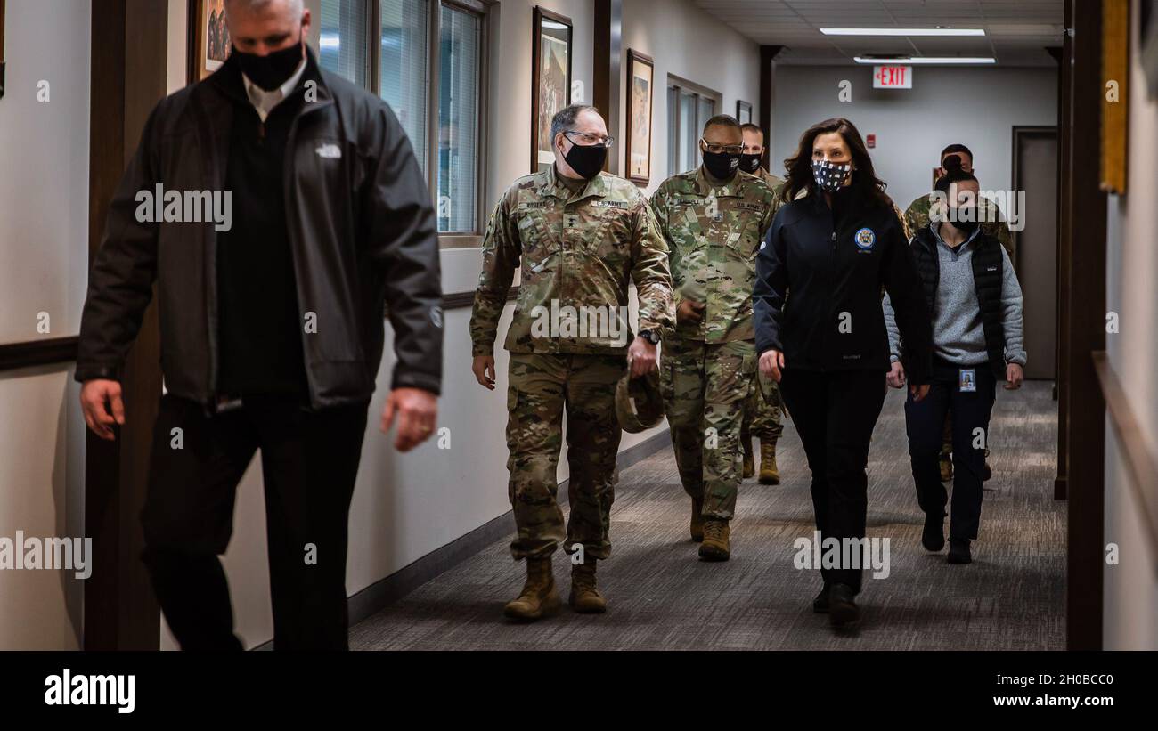 Michigan Gov. Gretchen Whitmer, Michigan National Guard Adjutant General U.S. Army Major General Paul Rogers, und State Senior enlisted Advisor Command Sgt. Major William Russell führt am 17. Januar 2021 durch eine Impfstelle für den Michigan National Guardsman im Department of Military and Veterans Affairs Joint Force Headquarters, Lansing, Michigan. Stockfoto