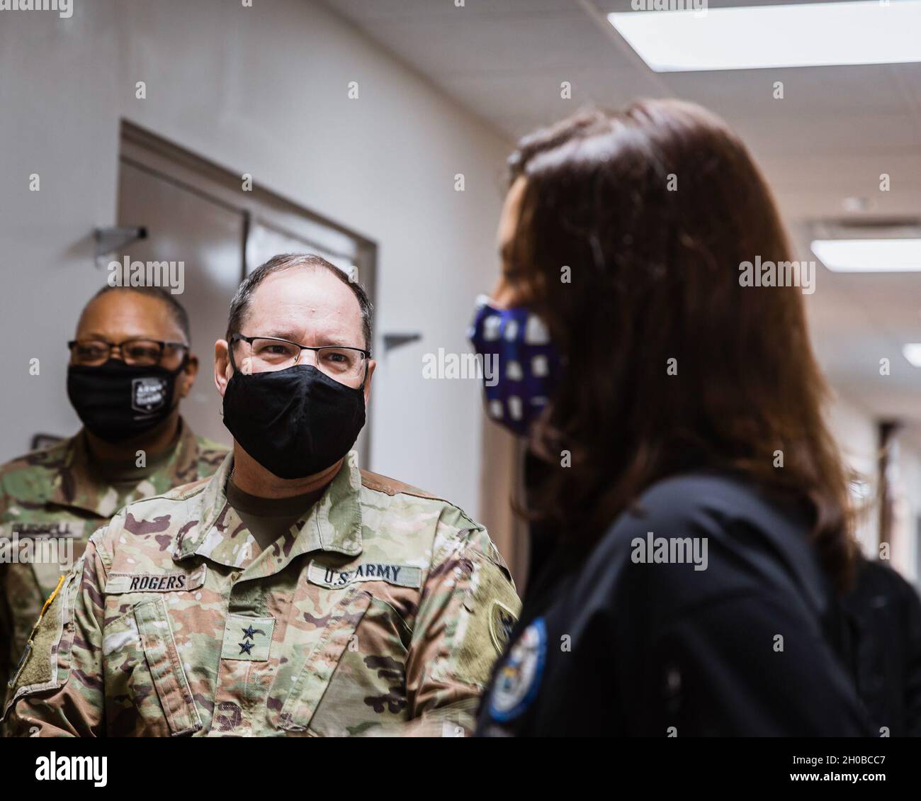 Michigan Gov. Gretchen Whitmer, Michigan National Guard Adjutant General U.S. Army Major General Paul Rogers, und State Senior enlisted Advisor Command Sgt. Major William Russell führt am 17. Januar 2021 durch eine Impfstelle für den Michigan National Guardsman im Department of Military and Veterans Affairs Joint Force Headquarters, Lansing, Michigan. Stockfoto