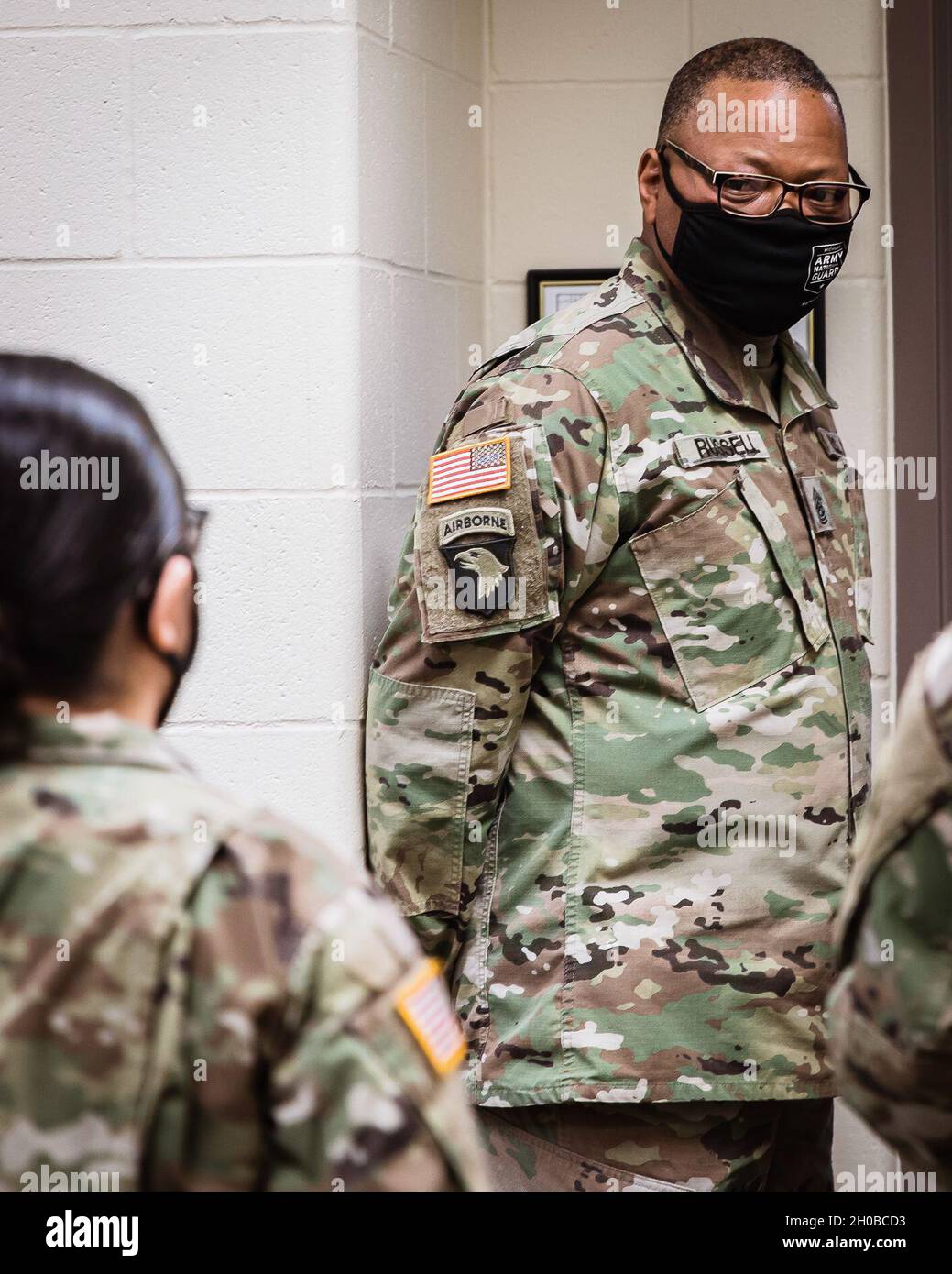 Michigan Gov. Gretchen Whitmer, Michigan National Guard Adjutant General U.S. Army Major General Paul Rogers, und State Senior enlisted Advisor Command Sgt. Major William Russell führt am 17. Januar 2021 durch eine Impfstelle für den Michigan National Guardsman im Department of Military and Veterans Affairs Joint Force Headquarters, Lansing, Michigan. Stockfoto