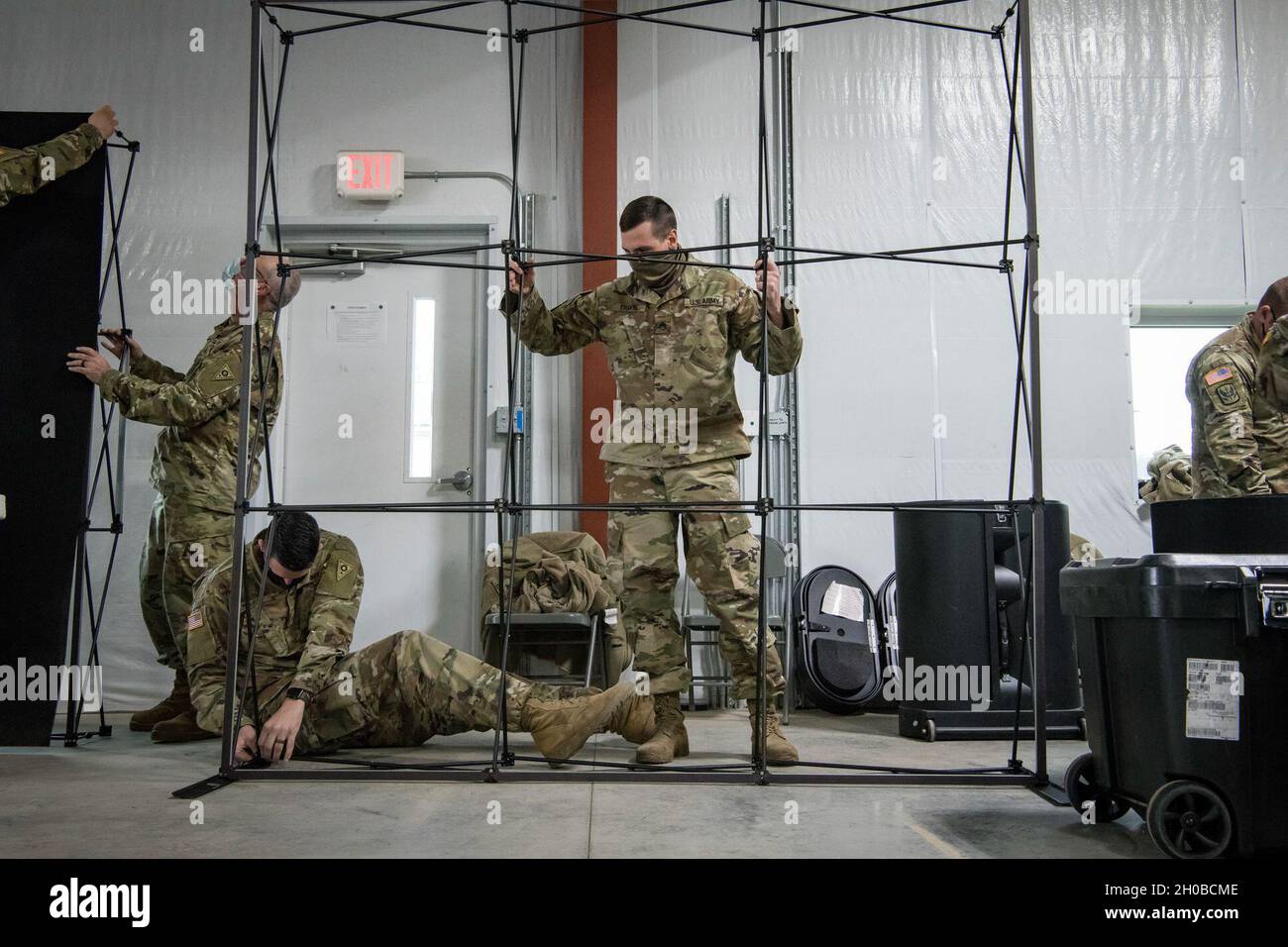 Soldaten der Ohio Homeland Response Force (HRF) haben am 16. Januar 2021 ein Kommando- und Kontrollzentrum eingerichtet, während sie an einen Ort in der Umgebung von Washington D.C. gebracht wurden, nachdem sie vom Gouverneur von Ohio, Mike DeWine, aktiviert wurden, um die 59. Amtseinführung des Präsidenten zu unterstützen. Die HRF ist eine Einheit der Ohio National Guard, die sich auf die Rettung von Menschenleben und die Verringerung menschlichen Leids während eines natürlichen, von Menschen geschadenen oder terroristischen Vorfalls in den Vereinigten Staaten spezialisiert hat. Die HRF besteht aus Dekontamination, Suche und Extraktion, medizinischer Triage sowie Befehls- und Kontrollfunktionen zur Unterstützung ziviler Autoritinnen und Autorinnen Stockfoto