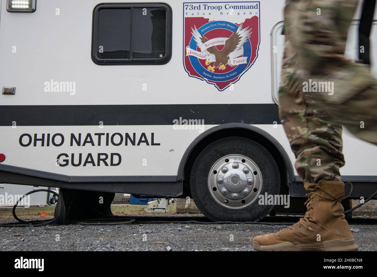 Soldaten der Ohio Homeland Response Force (HRF) werden am 16. Januar 2021 an einen Ort in der Umgebung von Washington D.C. gebracht, nachdem sie vom Gouverneur von Ohio, Mike DeWine, zur Unterstützung der 59. Amtseinführung des Präsidenten aktiviert wurden. Die HRF ist eine Einheit der Ohio National Guard, die sich auf die Rettung von Menschenleben und die Verringerung menschlichen Leids während eines natürlichen, von Menschen geschadenen oder terroristischen Vorfalls in den Vereinigten Staaten spezialisiert hat. Die HRF besteht aus Dekontamination, Suche und Extraktion, medizinischer Triage sowie Befehls- und Kontrollfunktionen zur Unterstützung ziviler Behörden. Stockfoto