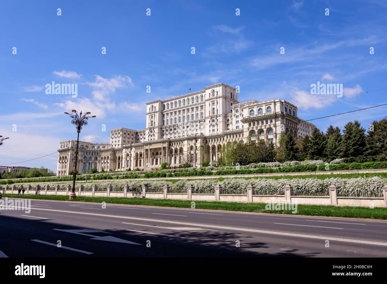 Der Palast des Parlaments, auch bekannt als Volkshaus (Casa Popoprului) auf dem Constitutiei-Platz (Piata Constitutiei) in Bukarest, Rumänien, in einem su Stockfoto
