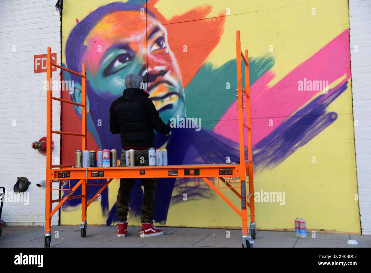 Zu Ehren des Martin Luther King, Jr. Day of Service, hat sich das Paint Institute mit dem Mt. Vernon Triangle Community Improvement District, um ein groß angelegtes, öffentliches Wandgemälde an den Kreuzungen der 5th Street und K Street, NW, in Washington, D.C., zu aktivieren, Jan. 18, 2021. Der Zweck des Projekts war es, zusammenzuarbeiten und die Amerikaner zu ermutigen, sich auf eine Weise zu engagieren, die ihre Gemeinden verbessern wird. Stockfoto