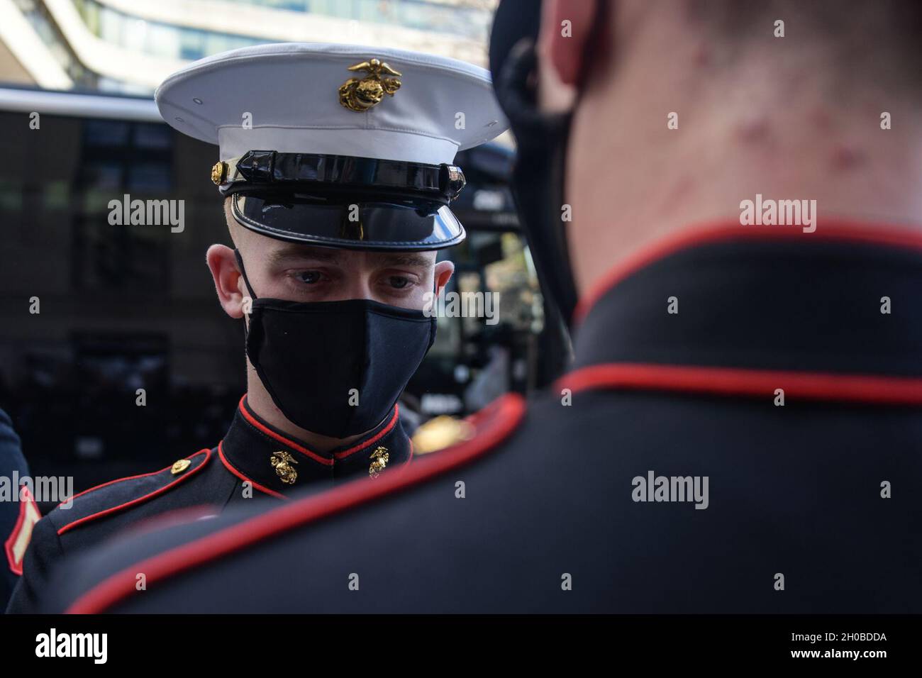 Ein Ehrenwächter des US Marine Corps inspiziert die Uniform einer anderen Marine während der 59. Einweihungszeremonie des Präsidenten in Washington, D.C., am 20. Januar 2021. Das dem JTF-NCR zugewiesene Militärpersonal leisttete während der Antrittszeit militärische zeremonielle Unterstützung und Verteidigungsunterstützung der Zivilbehörden. Stockfoto