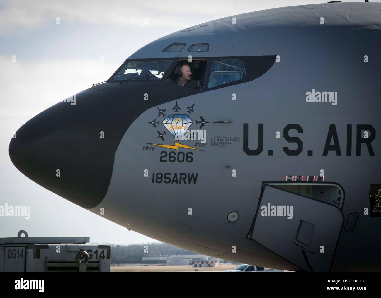 Ein Pilot der US-Luftwaffe, der dem 185th Air Betanking Wing, Iowa National Guard, zugewiesen wurde, parkt einen KC-135 Stratotanker auf der Joint Base Andrews, Maryland, 18. Januar 2021. Mindestens 25,000 Männer und Frauen der Nationalgarde wurden autorisiert, Sicherheits-, Kommunikations- und Logistikmissionen zur Unterstützung der Bundes- und Bezirksbehörden durchzuführen, die die 59. Amtseinführung des Präsidenten vorführten. Stockfoto