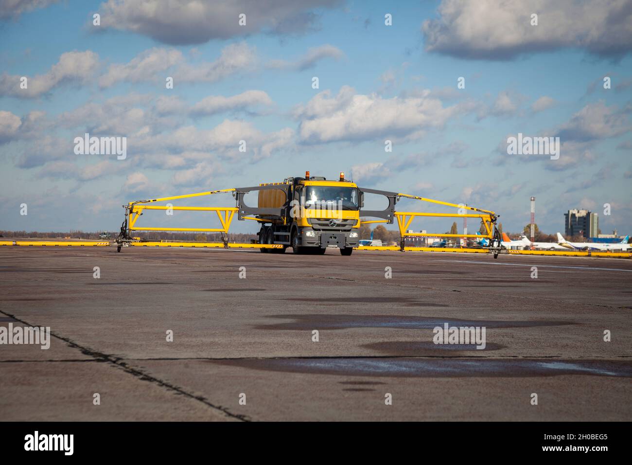 Kiew, Ukraine - 05. November 2019: Schneeräumfahrzeuge der Flughafenabteilung. Grader mit Eimer JetBroom Boschung Multifunktionelles Hochleistungs-Reinigungssystem für Autobahnen. Entfroster Stockfoto