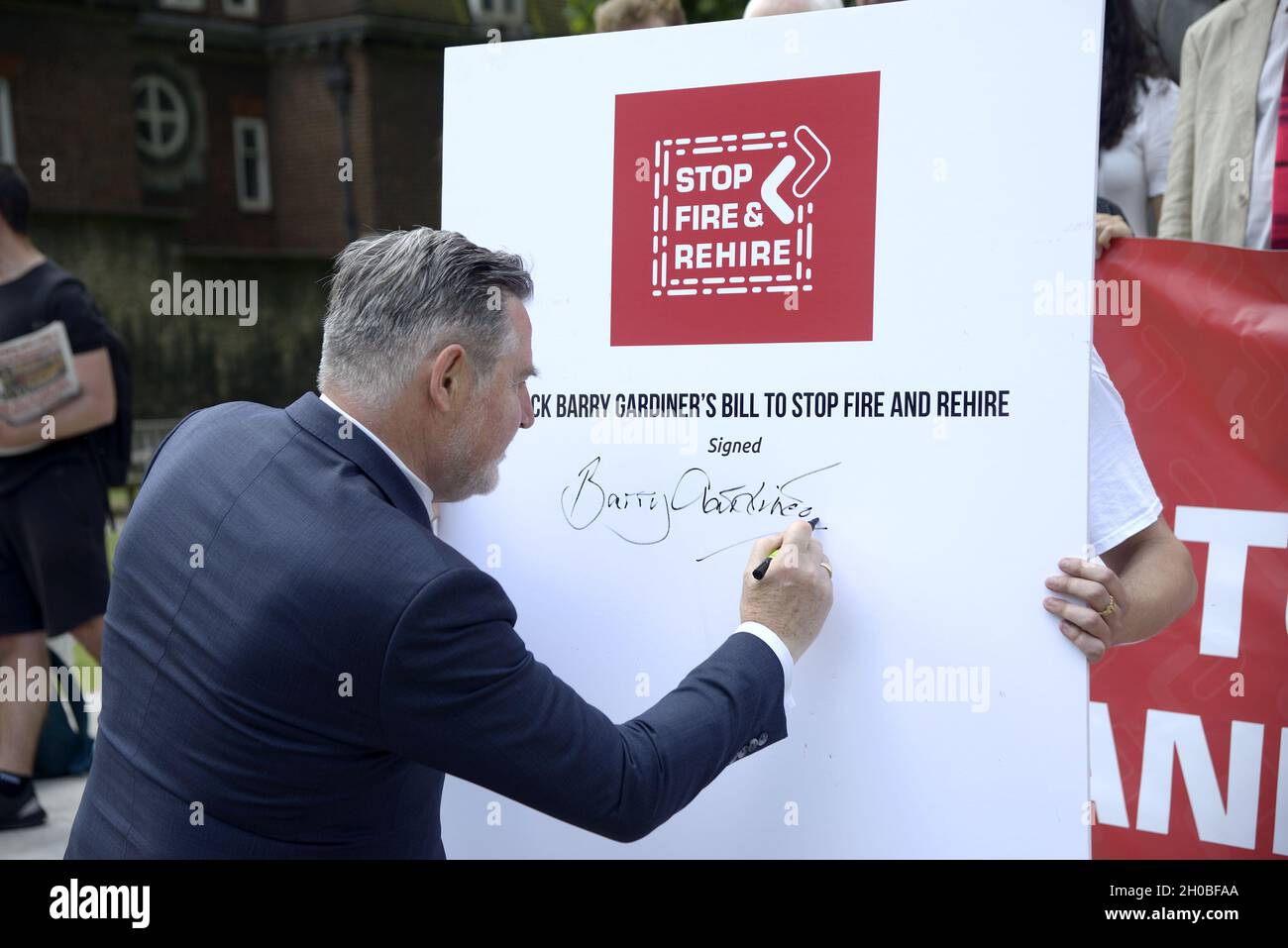 Barry Gardiner MP (Labor, Brent North - rechts) bei einer Veranstaltung, um den Gesetzentwurf seines privaten Mitglieds zur Beendigung der Beschäftigungspraktiken in „Fire and Rehire“ bekannt zu geben. West Stockfoto
