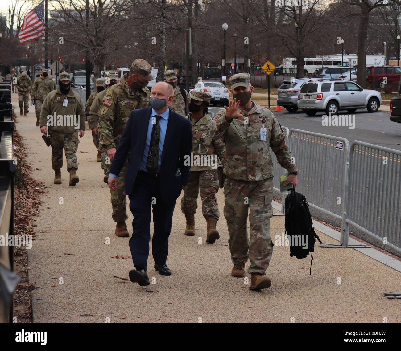 Der stellvertretende Armeeminister John E. Whitley, links, überprüft den Boden mit Command Sgt. Maj. James Nugent von der Maryland Army National Guard vor einer hervorragenden Besuchertour durch den US-Kapitolkomplex in Washington, D.C., am 18. Januar 2021. Mindestens 25,000 Männer und Frauen der Nationalgarde wurden autorisiert, Sicherheits-, Kommunikations- und Logistikmissionen zur Unterstützung der Bundes- und Bezirksbehörden durchzuführen, die vor und während der 59. Amtseinführung des Präsidenten geführt wurden. Stockfoto