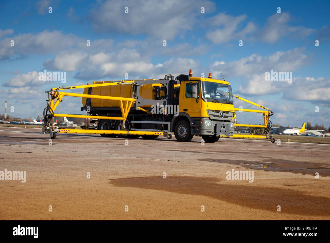 Kiew, Ukraine - 05. November 2019: Schneeräumfahrzeuge der Flughafenabteilung. Grader mit Eimer JetBroom Boschung Multifunktionelles Hochleistungs-Reinigungssystem für Autobahnen. Entfroster Stockfoto