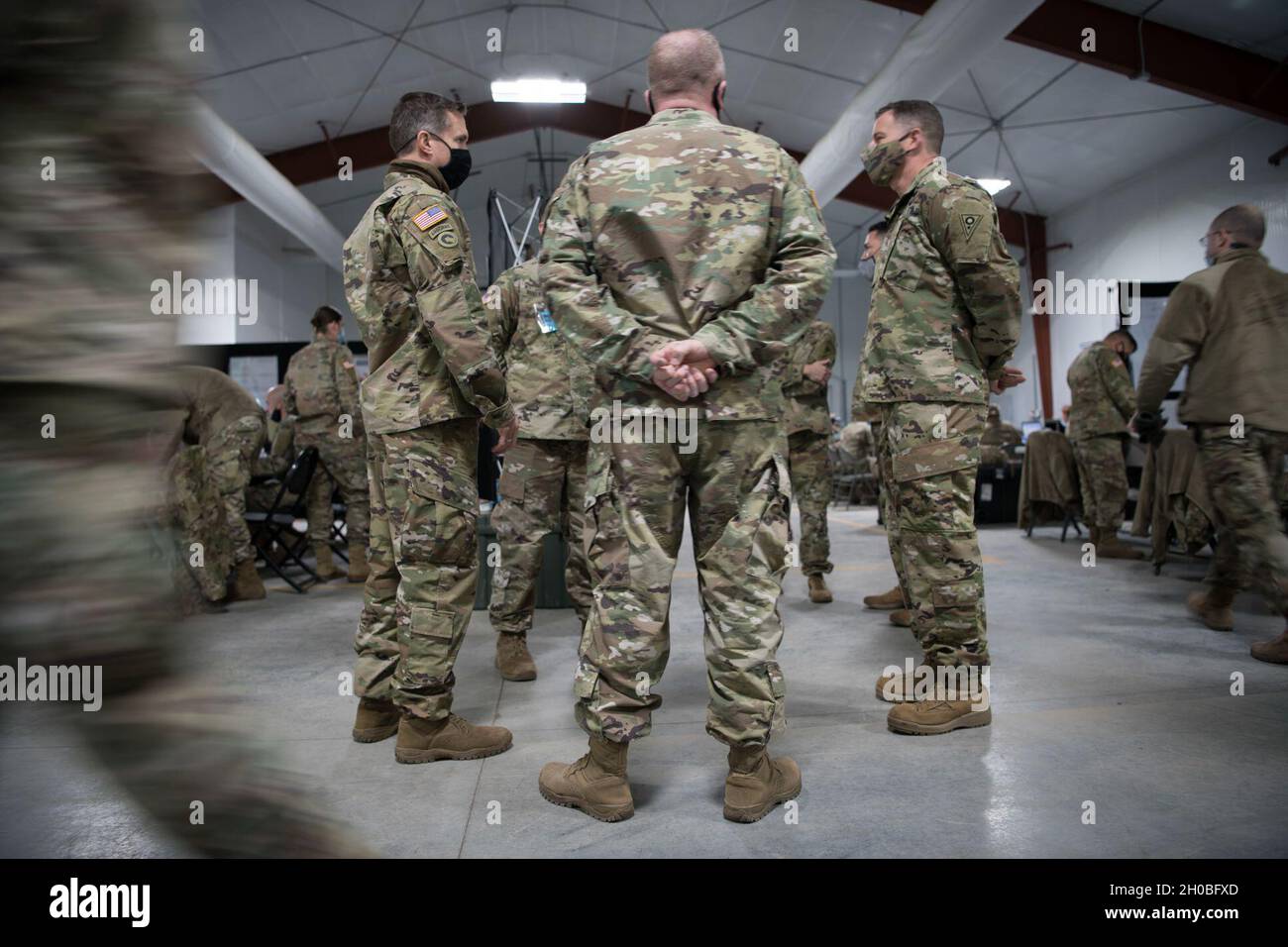 Brig. General Stephen L. Rhoades, Director, Joint Staff, Joint Force Headquarters, Columbus, Ohio besucht Soldaten der Ohio Homeland Response Force (HRF), die am 18. Januar 2021 an einen Ort in der Umgebung von Washington D.C. mobilisiert wurden, nachdem sie vom Gouverneur von Ohio, Mike DeWine, aktiviert worden waren, um die 59. Amtseinführung des Präsidenten zu unterstützen. Die HRF ist eine Einheit der Ohio National Guard, die sich auf die Rettung von Menschenleben und die Verringerung menschlichen Leids während eines natürlichen, von Menschen geschadenen oder terroristischen Vorfalls in den Vereinigten Staaten spezialisiert hat. Die HRF besteht aus Dekontamination, Such- und Extraktion, medizinischer Triage und Befehl und c Stockfoto