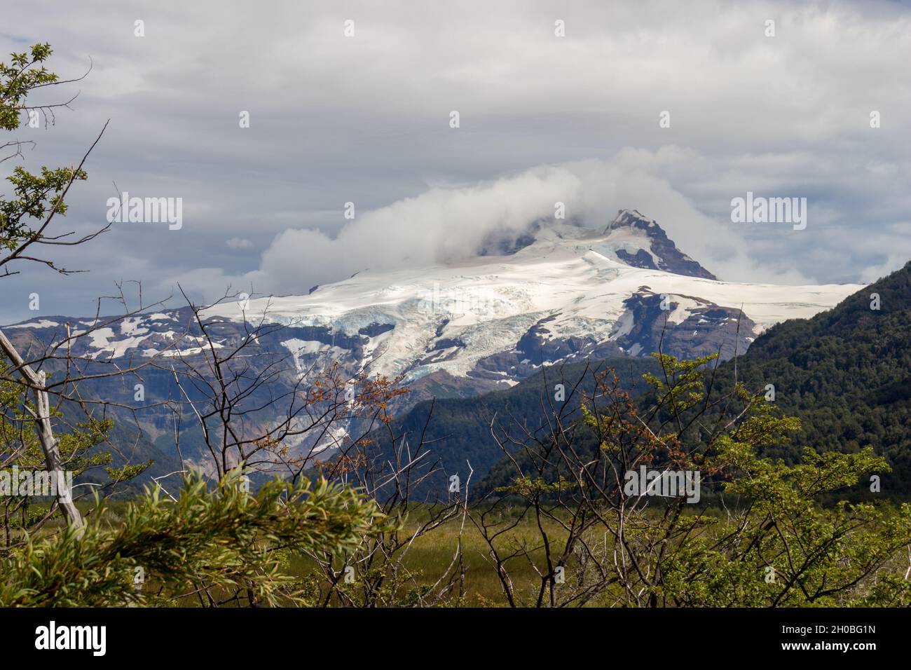 Panoramablick auf den Berg Tronador in Chile auf einem bergigen Hintergrund Stockfoto