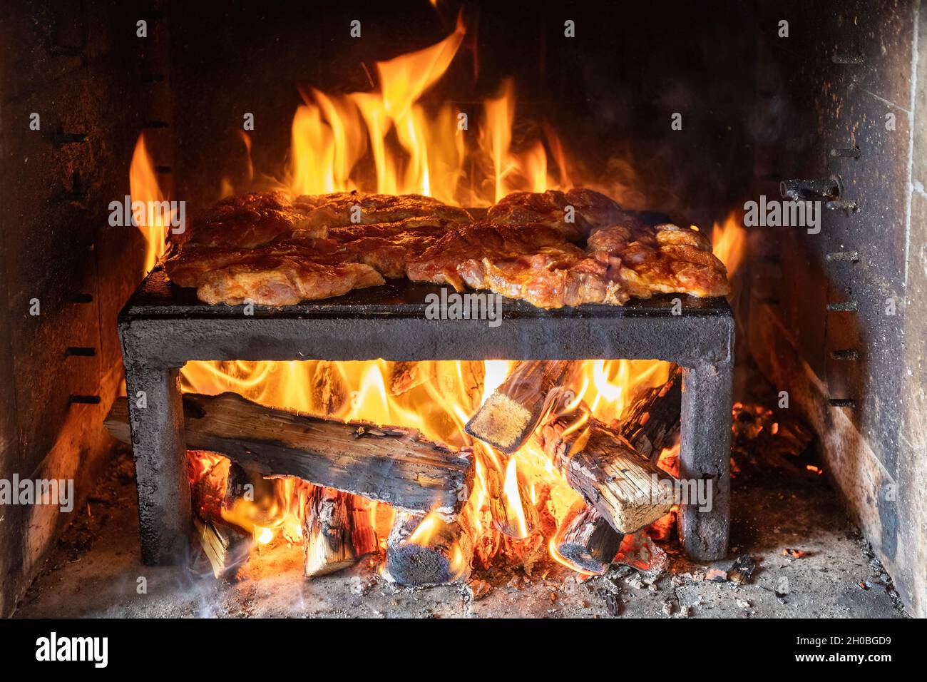 Schweinefleisch-Steaks, die Vorbereitung auf die auf einer Steinplatte Grill Stockfoto