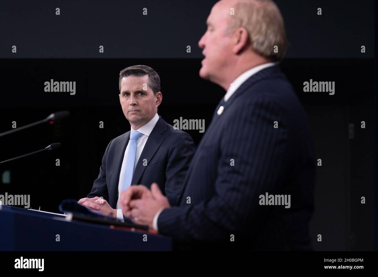 Der Assistent des Verteidigungsministers für öffentliche Angelegenheiten, Jonathan Hoffman, und Thomas Muir, Direktor des Washingtoner Hauptquartiers, berichten über die Medien, das Pentagon, Washington, D.C., 19. Januar, 2021. Stockfoto