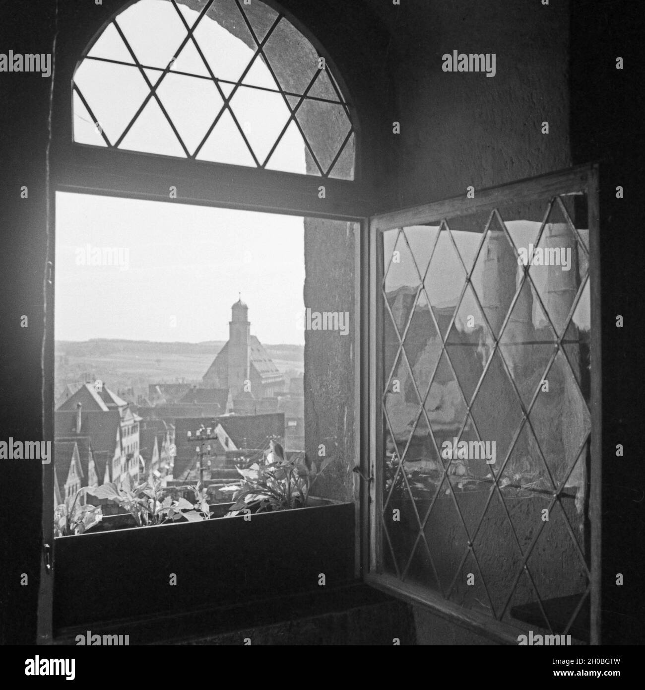 Blick aus einem Fenster in die Stadt und das Münster St. Georg in Dinkelsbühl, Deutschland 1930er Jahre. Blick aus dem Fenster auf die Stadt und den St. George's Münster zu Dinkelsbühl, Deutschland 1930. Stockfoto