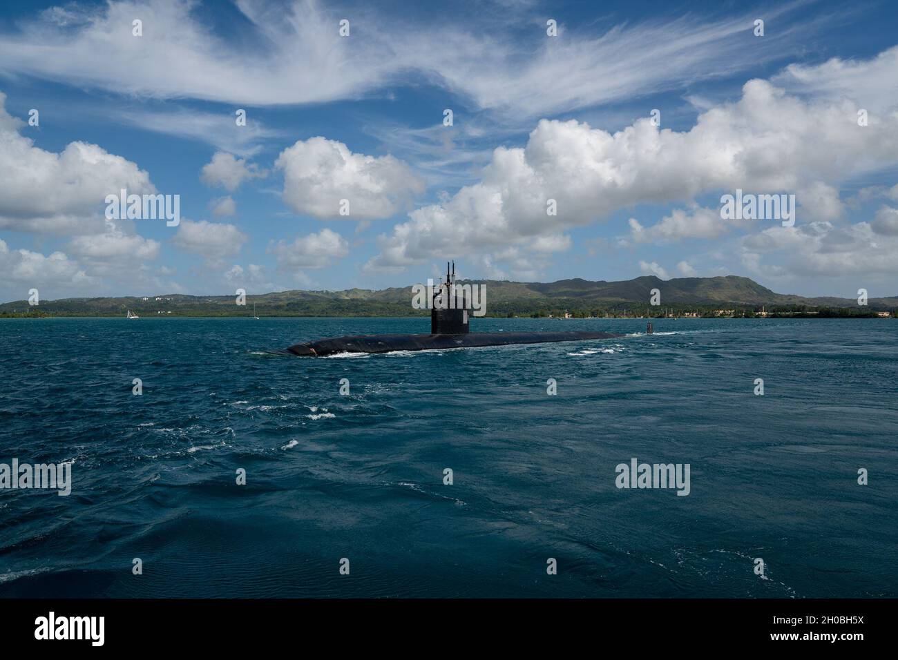 APRA HARBOUR, Guam (Jan 19, 2021) das Schnellangriff-U-Boot USS Asheville (SSN 758) der Klasse Los Angeles durchfährt den Hafen von Apra, während das Boot von Guam aus eingesetzt wird, um Überwachungs-, Trainings- und andere kritische Missionen im Einsatzgebiet der 7. US-Flotte durchzuführen. Asheville ist eines von mehreren U-Booten, die für Commander, Submarine Squadron 15, bereitgestellt wurden. Stockfoto