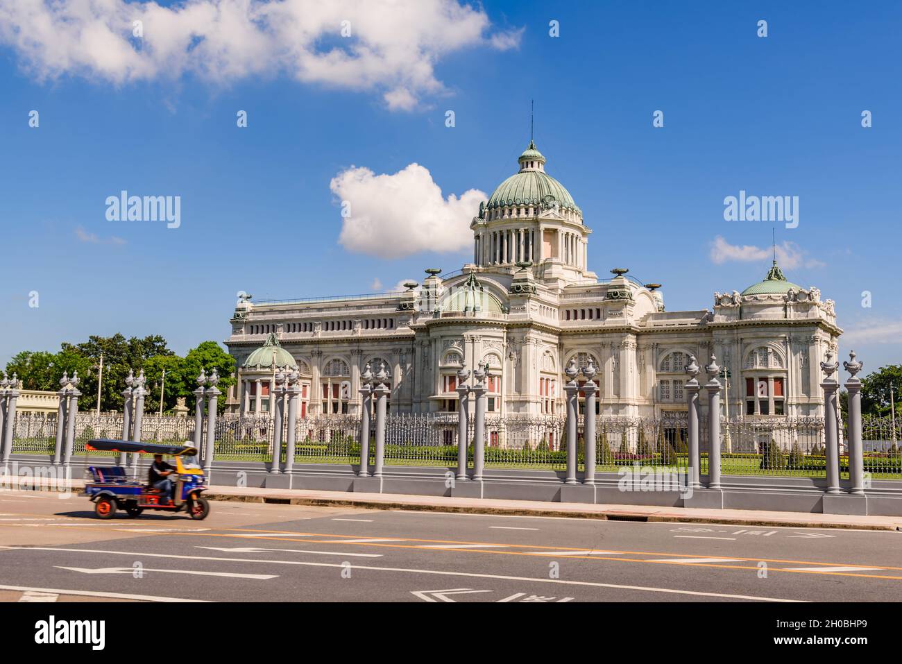 Bangkok, Thailand - 19. Oktober 2017: Tuk Tuk Nahverkehrsfahrzeug fährt an der Ananta Samakhom Throne Hall, Thailand vorbei. Stockfoto