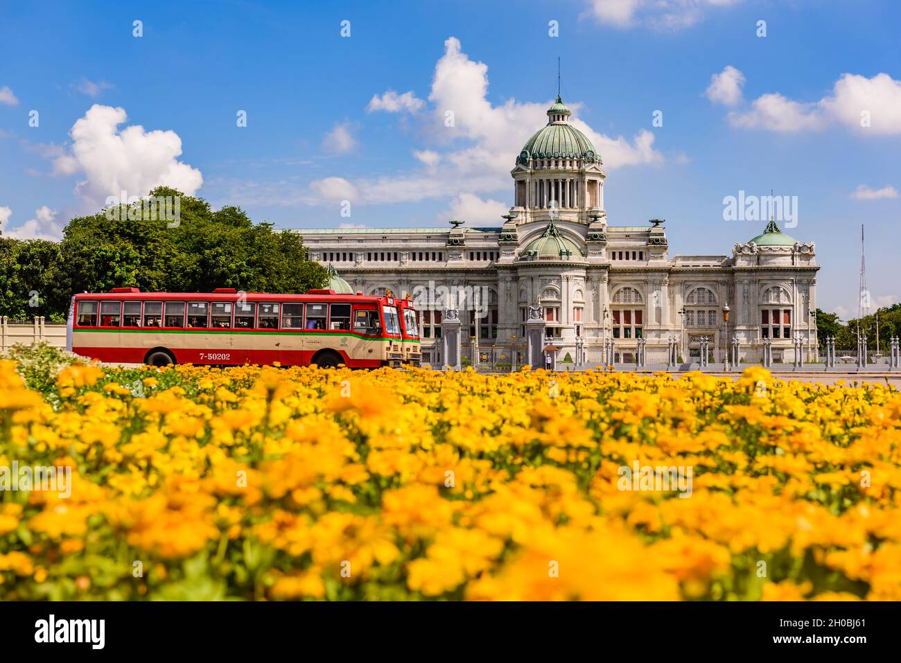 Bangkok, Thailand - 19. Oktober 2017: Bushaltestellen vor der Ananta Samakhom Throne Hall mit schönem Blumenfeld. Stockfoto