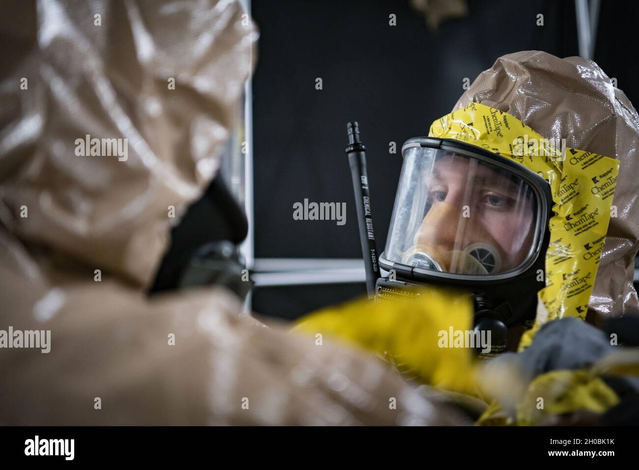 Col. Kevin W. Lochtefeld, Kommandant der 73. Truppenkommando-Brigade, überprüft während einer Generalprobe der persönlichen Schutzausrüstung der CBRN eine Soldaten-Maske, während Soldaten der Ohio Homeland Response Force (HRF) am 19. Januar 2021 an einen Ort in der Umgebung von Washington D.C. mobilisiert wurden. Nachdem Mike DeWine vom Gouverneur von Ohio aktiviert wurde, um die 59. Amtseinführung des Präsidenten zu unterstützen. Die HRF ist eine Einheit der Ohio National Guard, die sich auf die Rettung von Menschenleben und die Verringerung menschlichen Leids während eines natürlichen, von Menschen geschadenen oder terroristischen Vorfalls in den Vereinigten Staaten spezialisiert hat. Die HRF besteht aus Dekontamination, Suche Stockfoto