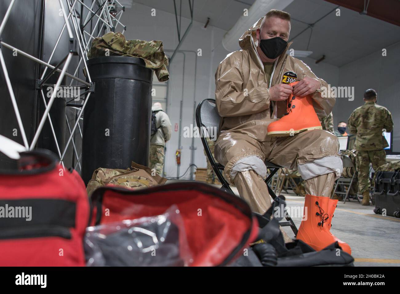 Col. Kevin W. Lochtefeld, Kommandant der 73. Truppenkommandos-Brigade, während einer Generalprobe der persönlichen Schutzausrüstung der CBRN, als Soldaten der Ohio Homeland Response Force (HRF) am 19. Januar 2021 an einen Ort in der Umgebung von Washington D.C. mobilisierten, Nachdem Mike DeWine vom Gouverneur von Ohio aktiviert wurde, um die 59. Amtseinführung des Präsidenten zu unterstützen. Die HRF ist eine Einheit der Ohio National Guard, die sich auf die Rettung von Menschenleben und die Verringerung menschlichen Leids während eines natürlichen, von Menschen geschadenen oder terroristischen Vorfalls in den Vereinigten Staaten spezialisiert hat. Die HRF besteht aus Dekontamination, Suche und Extraktion, Medica Stockfoto